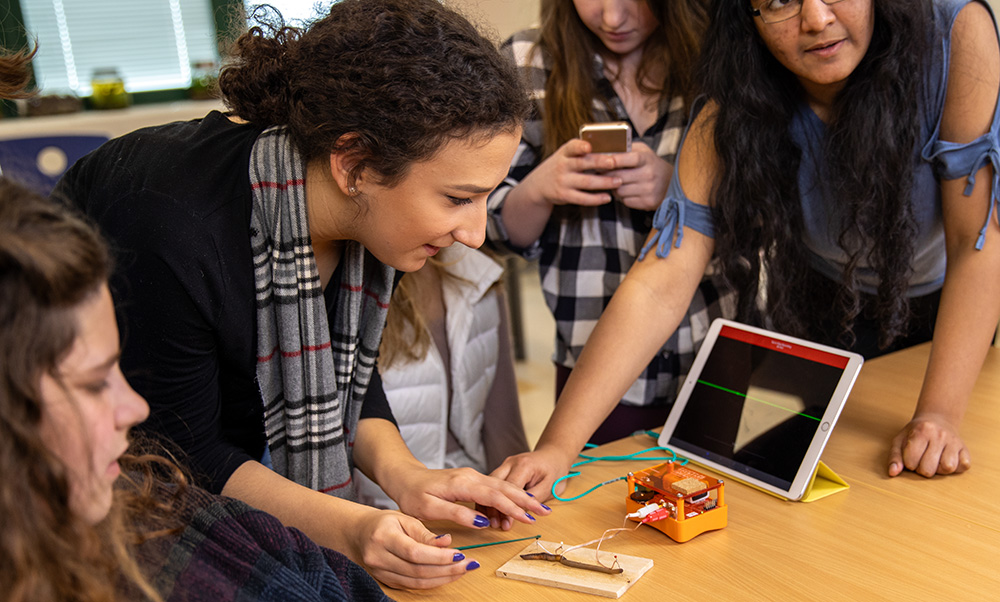 Students using neuroscience recording equipment