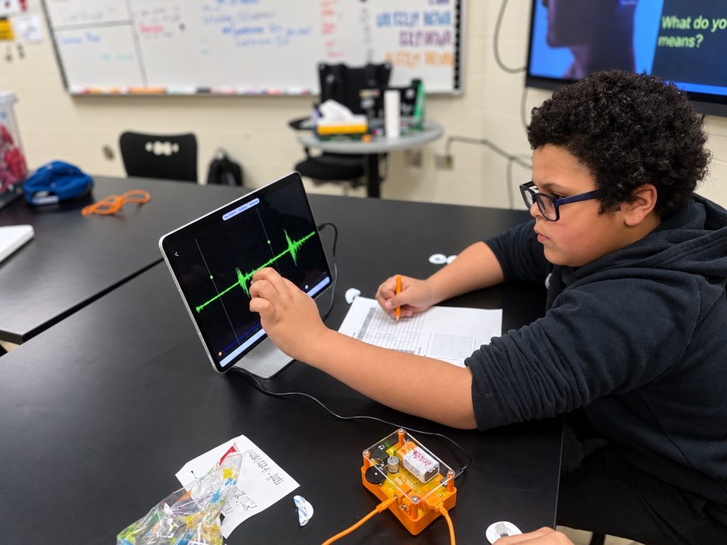 Student analyzing a recorded muscle signal on a tablet
